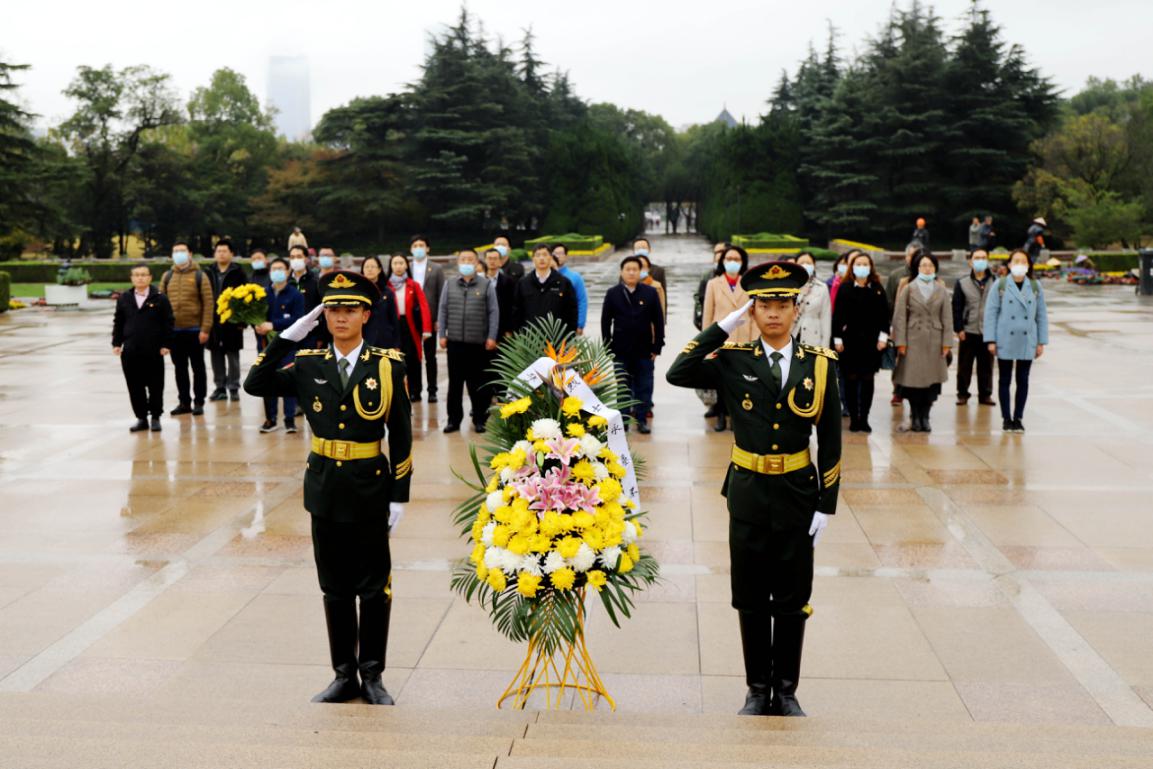 秋雨绵绵的烈士陵园肃穆庄严,党员代表为烈士纪念碑敬献花圈